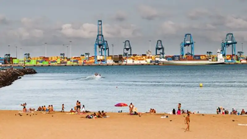 На Канарских островах паром со 140 пассажирами врезался в пристань