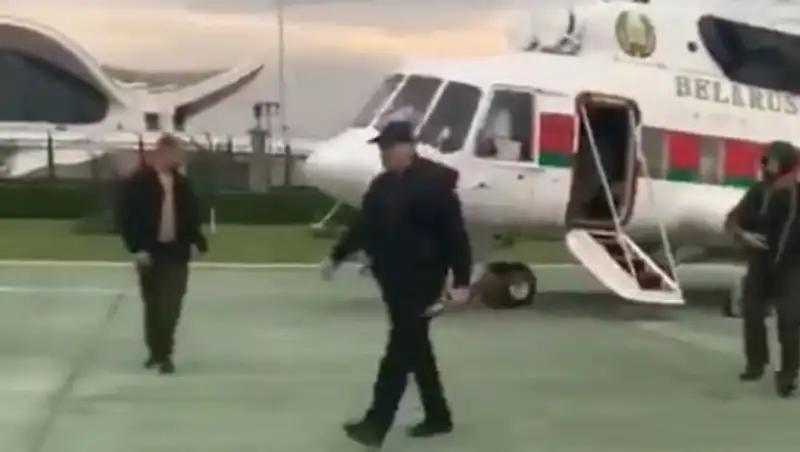 Лукашенко с оружием прилетел во Дворец Независимости