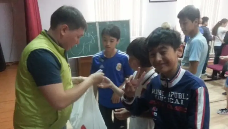 Дети с ограниченными возможностями в Алматы подписываются в хэштег безопасности движения