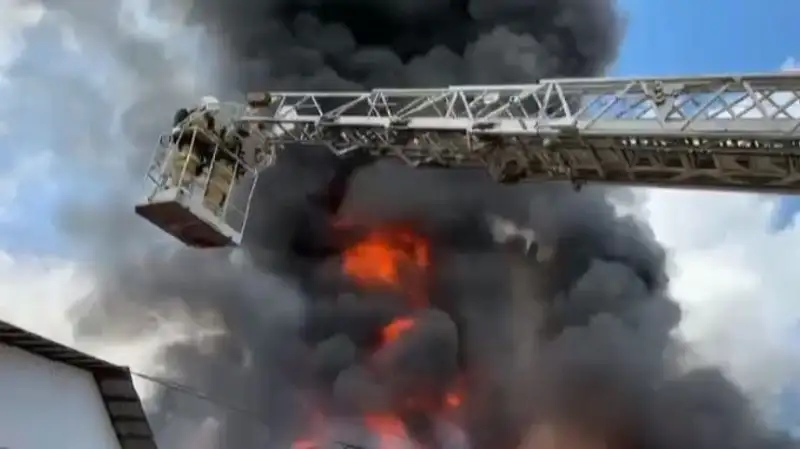 Крупный пожар вспыхнул в одном из универсальных магазинов в Атырау