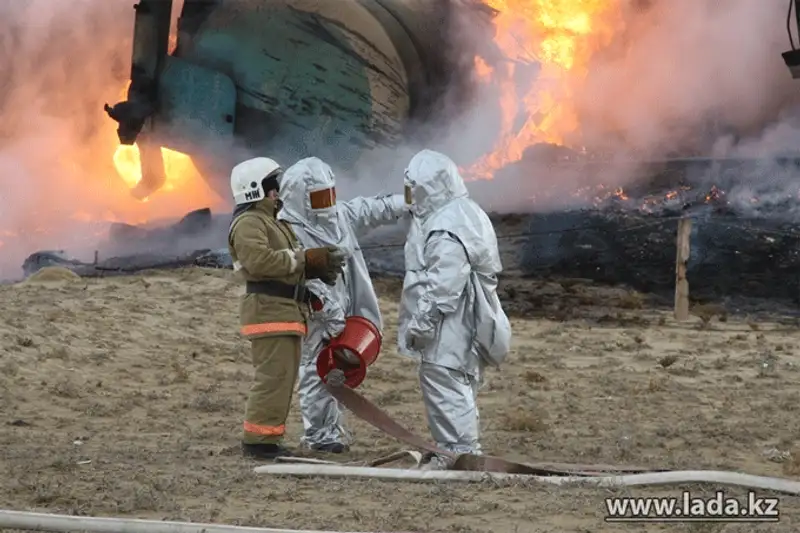 Цистерны с нефтью горят в промзоне Актау (фото), фото - Новости Zakon.kz от 16.11.2013 21:43