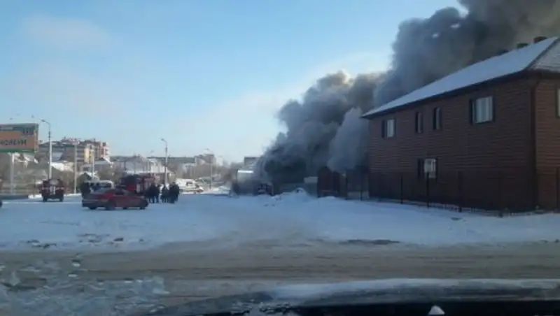 В Костанае загорелся пивной бар