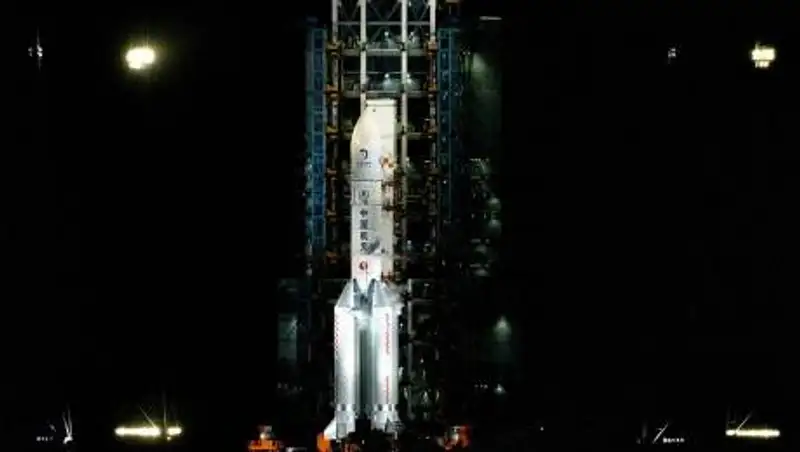 Китай запустил ракету с тремя космонавтами к своей орбитальной станции
