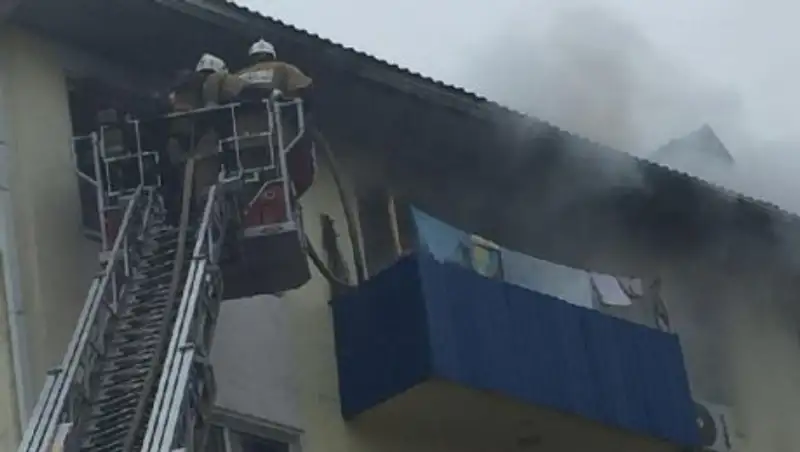 В Атырау из горящей квартиры спасли пятерых детей