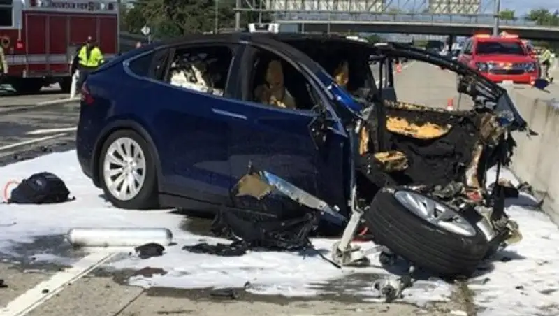 Акции Tesla рухнули на 5% после смертельного ДТП и шуток о банкротстве