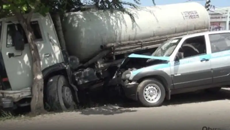 В Шымкенте столкнулись автомобиль ДПС и ассенизаторская машина