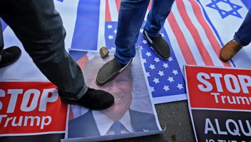 Мир критикует Трампа за признание Иерусалима столицей Израиля