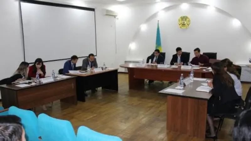 Алматинские студенты провели дебаты от имени правительства