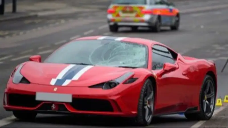 В Лондоне Ferrari врезался в толпу подростков