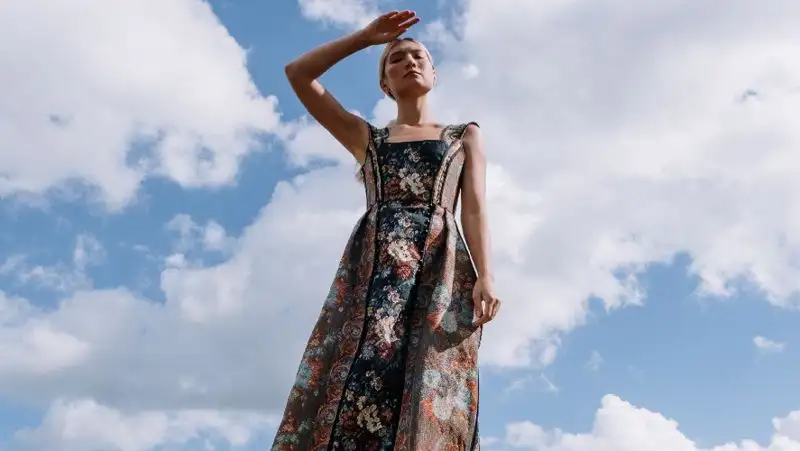 Названы фасоны платьев, которые станут трендом сезона