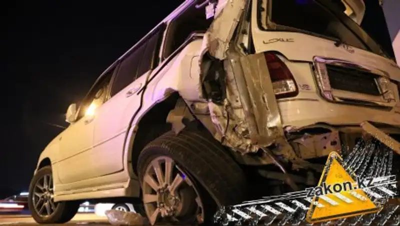 В Алматы внедорожник Lexus вылетел на обочину и врезался в СТО