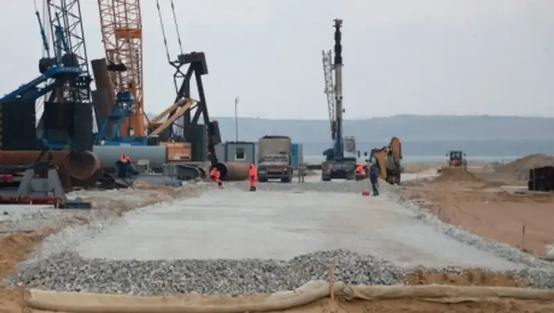 Турецкий сухогруз задел опоры строящегося рабочего моста в Керченском проливе