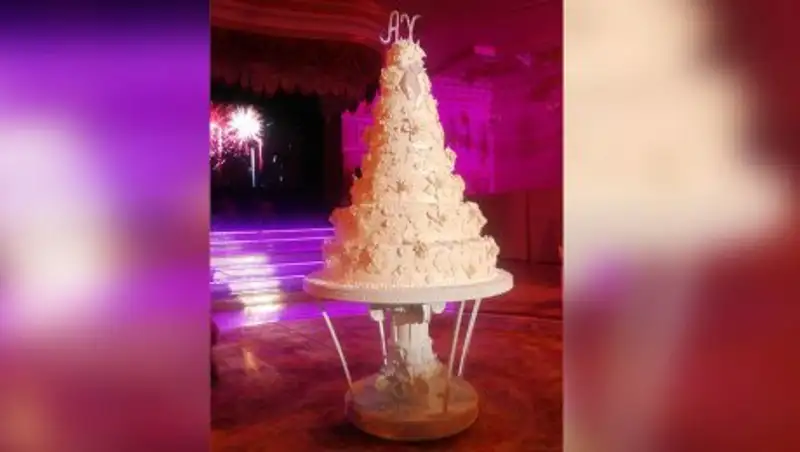 Платье за $250 тысяч и огромный торт: в Москве прошла свадьба племянника олигарха