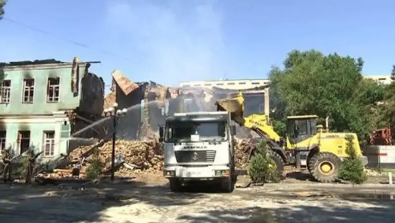 Пожар в Шымкенте: Врачи борются за жизнь пожарного, пострадавшего во время обвала здания