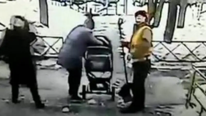 В Москве глыба льда рухнула на коляску с младенцем