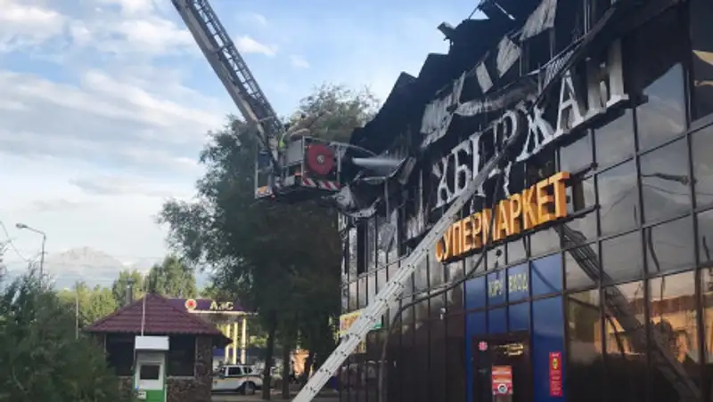 В Алматы загорелся супермаркет