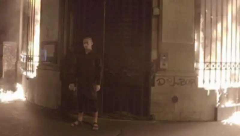 Скандально известный акционист Павленский поджег банк в Париже