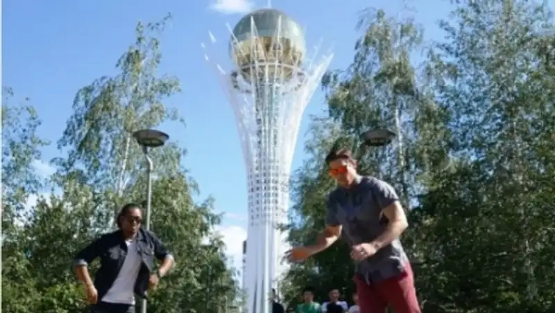 Звёзды фильма «Шаг вперёд» станцевали на фоне Байтерека