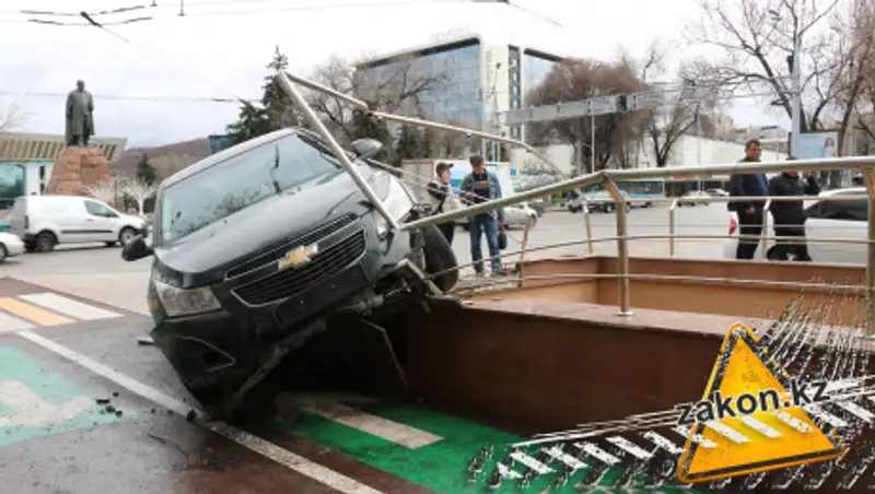 Chevrolet Cruze повис над подземным переходом в Алматы