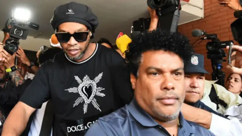 Роналдиньо и его брата арестовали