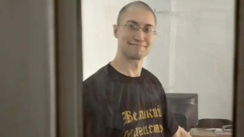 Юристу, который напал на судью с мухобойкой, уменьшили срок 