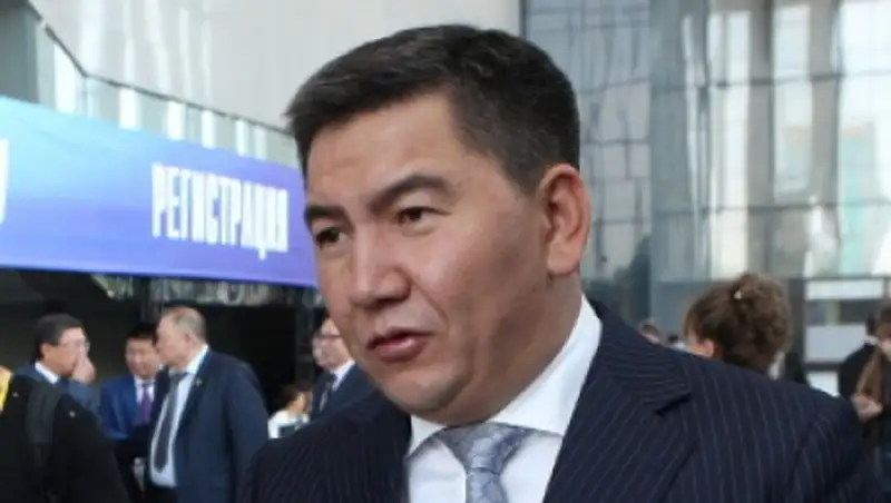 Саринжипов прокомментировал качество казахстанских учебников