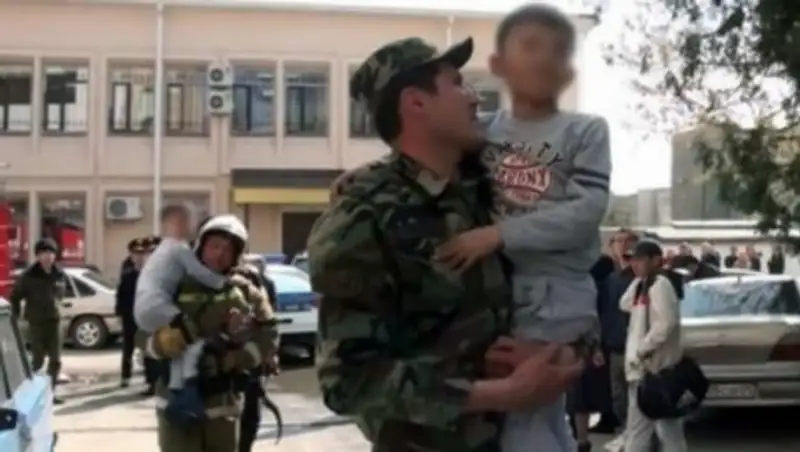 Шымкенттік &#1257;рт с&#1257;ндірушілер жанып жат&#1179;ан п&#1241;терден балаларды &#1179;&#1201;т&#1179;арып шы&#1179;ты