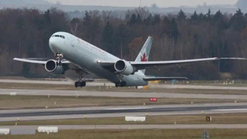 Самолет совершил экстренную посадку в аэропорту Мадрида