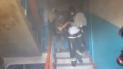 в Экибастузе пожарные вытащили детей из горящей квартиры