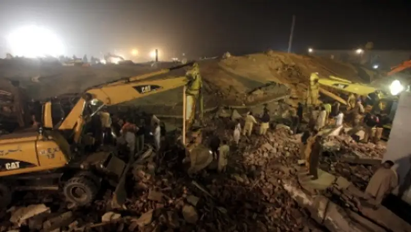 В Пакистане обрушилось здание завода