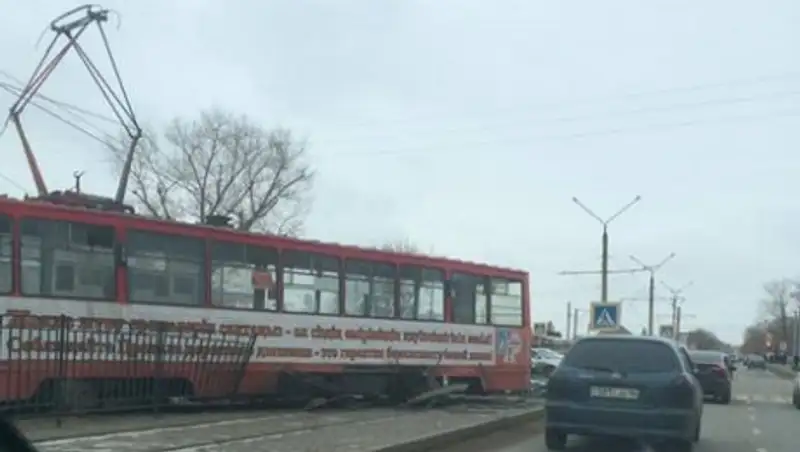 В Павлодаре с рельсов сошел трамвай с пассажирами