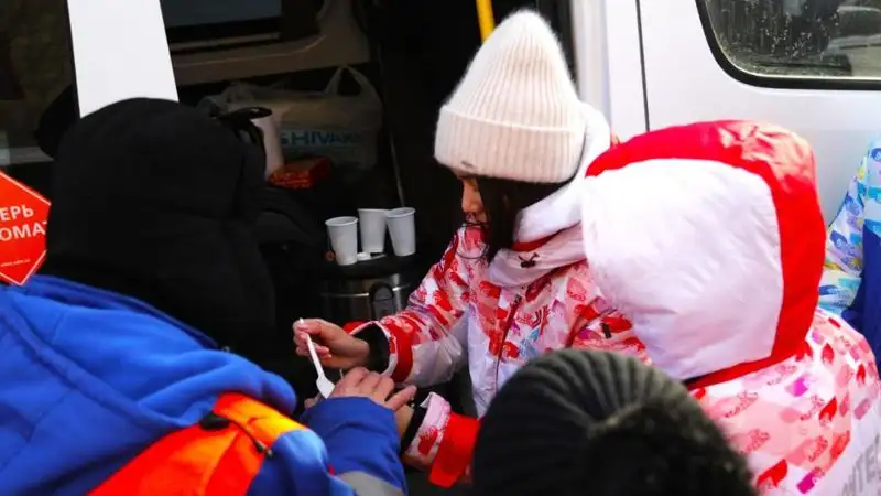 Столичные волонтеры согревают горожан горячим чаем