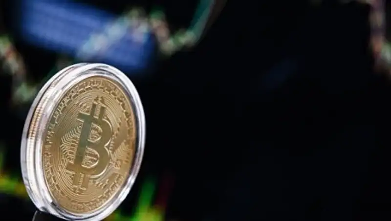 Курс биткоина за сутки упал почти на 12%