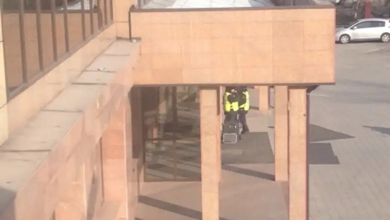 В Алматы из-за сообщения о бомбе эвакуировали людей из отделения банка