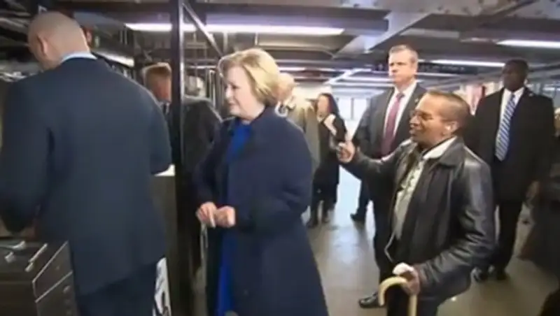 Хиллари Клинтон с пятой попытки преодолела турникет в метро