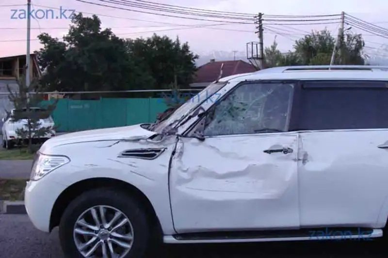 Грузовик «свалился» с моста в Алматы, зацепив внедорожник (фото) Грузовик «свалился» с моста в Алматы, зацепив внедорожник (фото), фото - Новости Zakon.kz от 17.05.2013 17:14