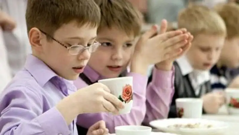 Аким Усть-Каменогорска предложил организовать дежурство в школьных столовых