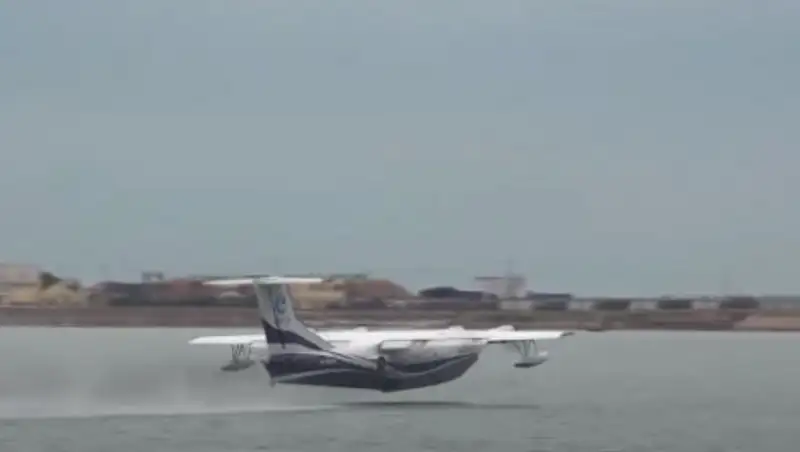 Крупнейший в мире гидросамолет успешно завершил свой первый полет