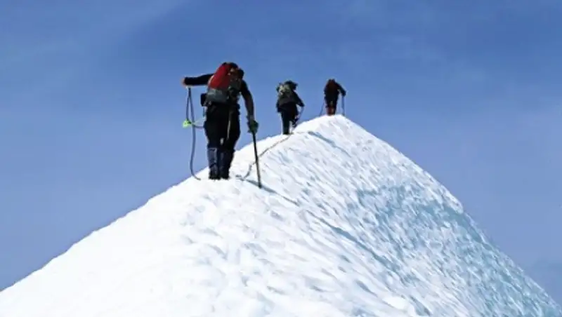 Спасатели ищут сорвавшуюся на Эльбрусе туристку