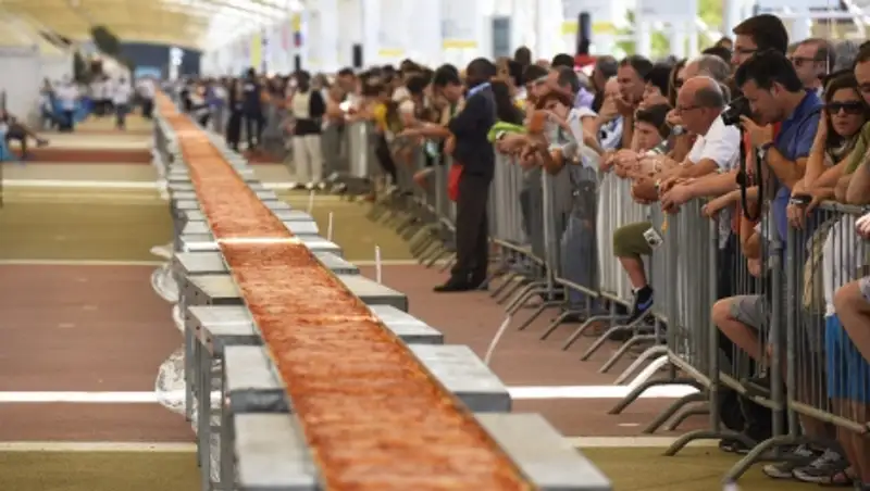 Пиццу длиной почти 2 км приготовили в Неаполе