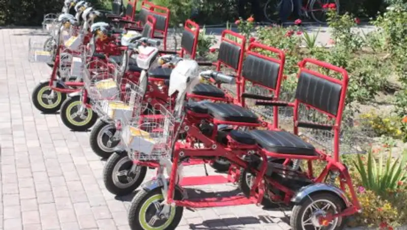 Кентауда 20 м&#1199;мкіндігі шектеулі азамат&#1179;а электронды арба берілді