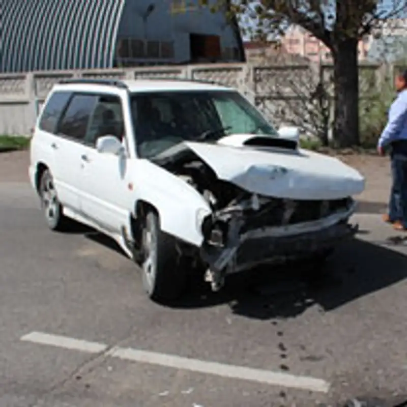 Сегодня в Алматы на Илийском шоссе две машины столкнулись "лоб в лоб" (фото), фото - Новости Zakon.kz от 11.04.2013 20:09