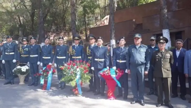 Алматинцы почтили память первого министра обороны РК