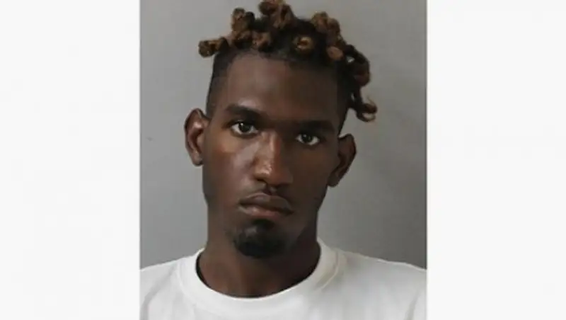 Наркоман осыпал полицейских кокаином, пытаясь избавиться от улик