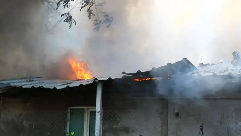 Мужчина вытащил двух девочек из огня в Акмолинской области