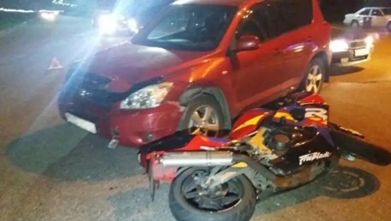 В Алматы мотоциклист на скорости врезался в выезжающее со стоянки авто