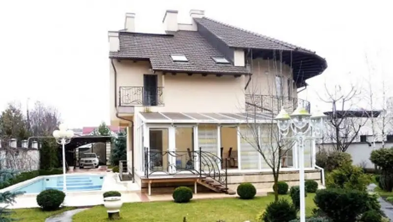 Хозяева трехэтажного особняка и дорогого автомобиля получали АСП в Караганде