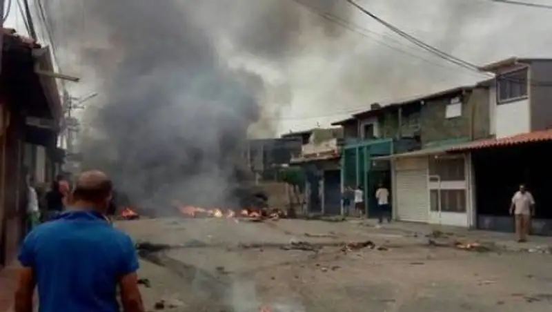 Венесуэльские протестующие сожгли дом Уго Чавеса