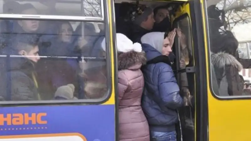 В Астане водитель автобуса вез людей с открытыми дверями