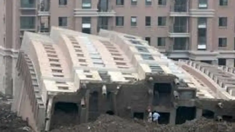 Многоэтажный жилой дом рухнул в Китае